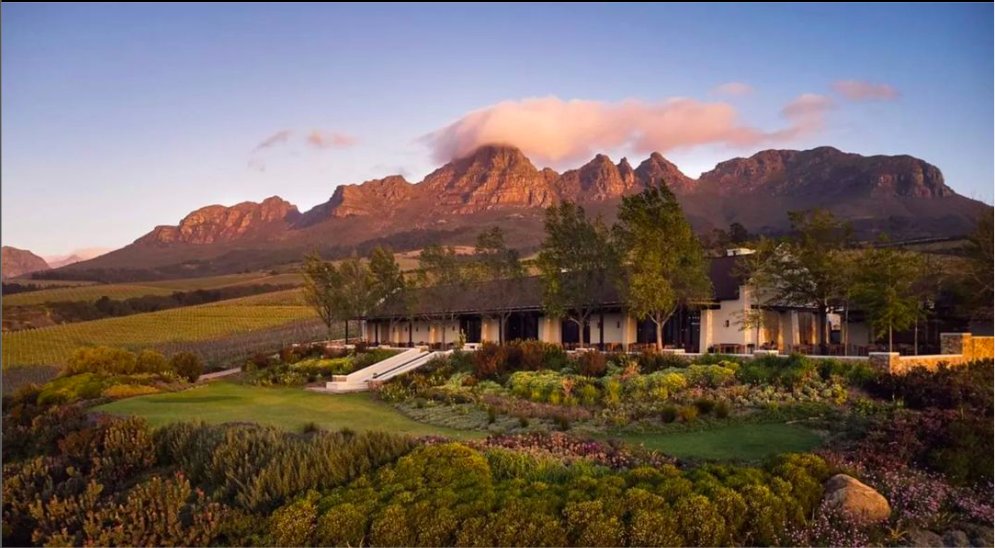 Stellenbosch, gelegen in de West-Kaap regio, heeft een prachtig landschap en een rijke geschiedenis als de oudste wijnroute van het land. De regio staat bekend om de productie van uitzonderlijke wijnen en laat bezoekers wijnen van wereldklasse proeven. 🍷🇿🇦

<a href="/StellWineRoute/">Stellenbosch Wine Routes</a>