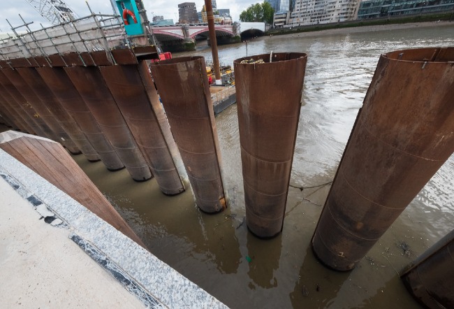 #SuperSewer update 📈🔧 Work continues on the removal of the eastern cofferdam at Blackfriars Bridge