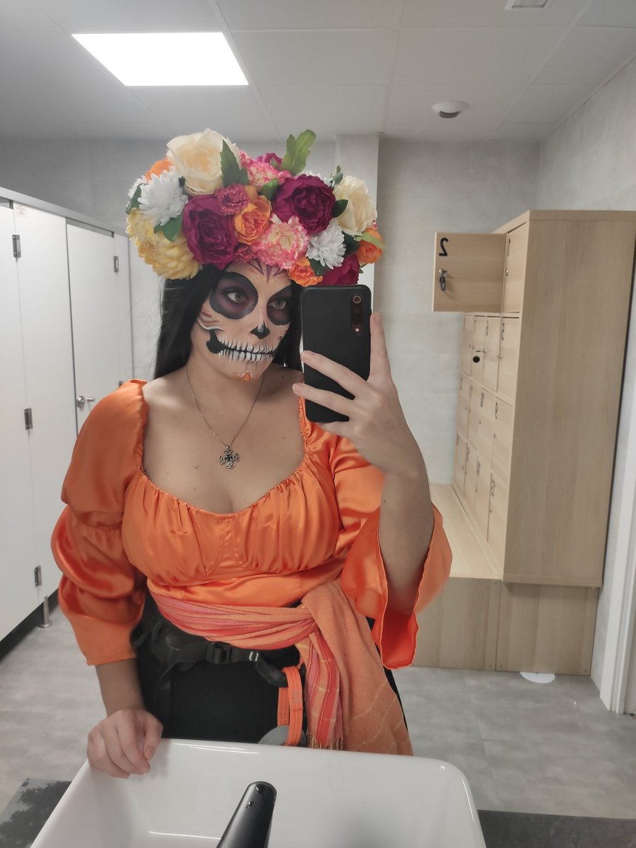 Marta_SeviRa's tweet photo. 2022, un halloween inusual #escalada #hallloween #Halloween2022 #makeup https://t.co/wGjRQjTL5G