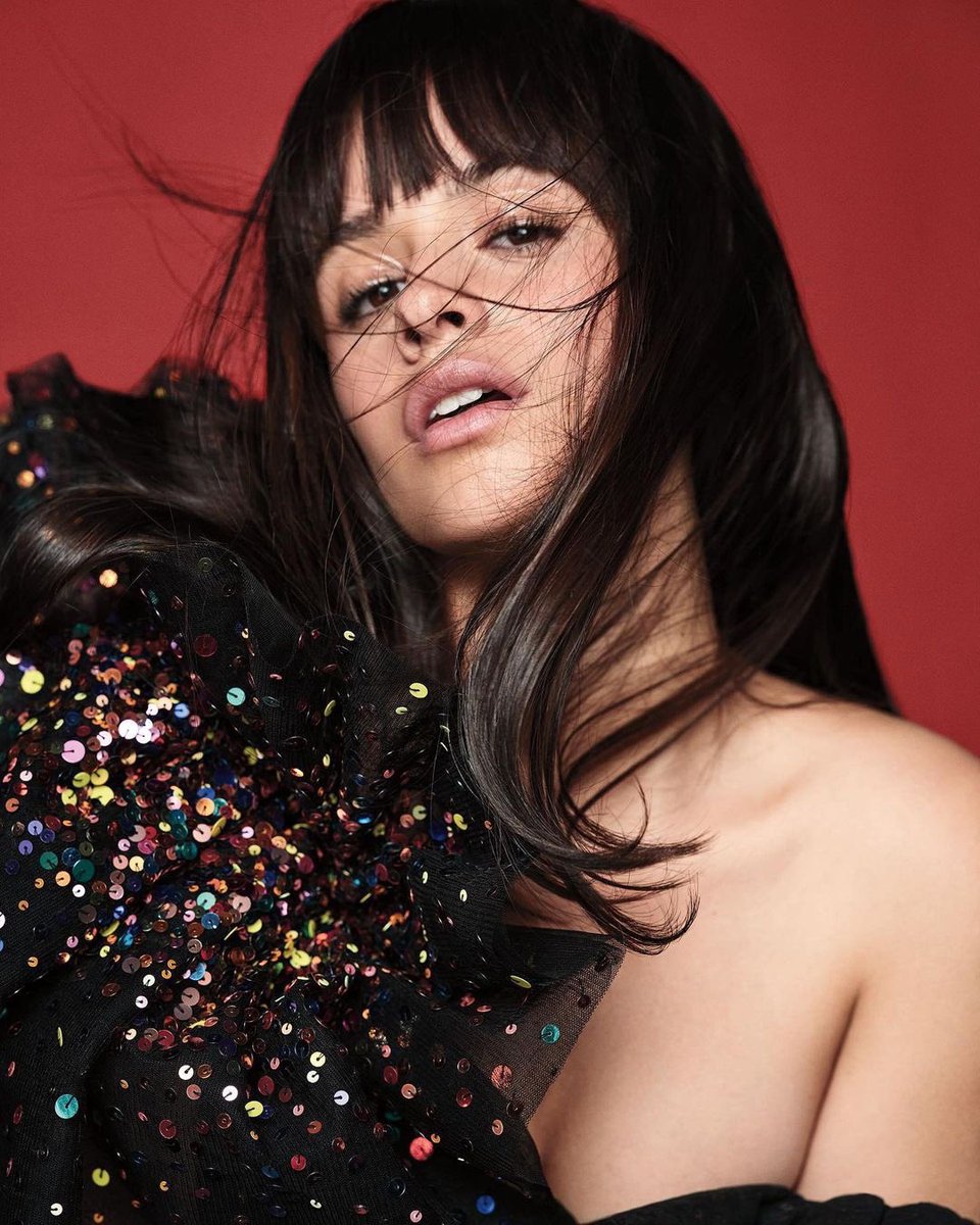 stylingcabello's tweet photo. Bombshell Magic, a holiday fragrance inspired by the joy of the season ✨ #VSPartner https://t.co/MKl7xubG5a