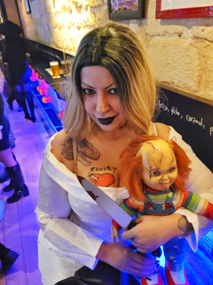 About last night 😈 
<a href="/JenniferTilly/">Jennifer Tilly</a> <a href="/fionadourif/">Fiona Dourif</a> <a href="/ChuckyIsReal/">Chucky</a> 

#Halloween #chucky #tiffany #costume #jennifertilly #cosplay