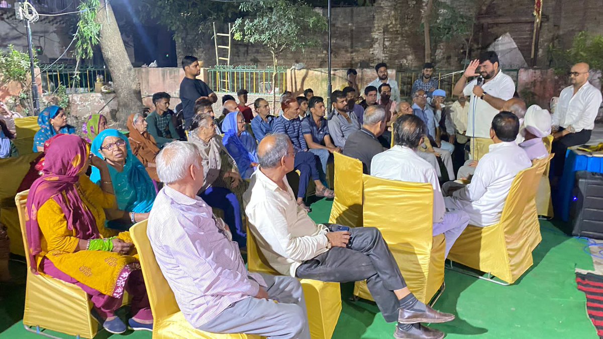 NaveenGoyal4GGM's tweet photo. जैकमपुरा में आज जनसंपर्क कार्यक्रम में जाना हुआ। वहां स्थानीय लोगों के साथ मंदिर में हनुमान जी की आरती वंदना की  व विचार साझा किए। https://t.co/XjSx0ejdOm