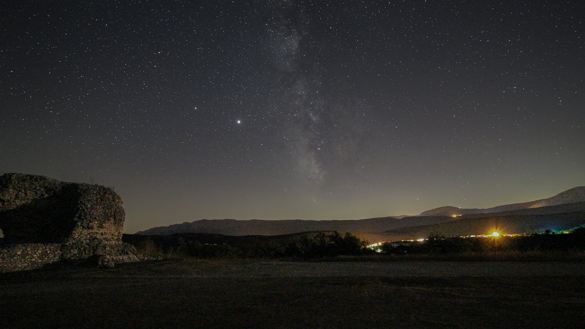 rocaphotography's tweet photo. #MilkyWay #Archaeology area #Peltuinum #sanpiodellecamere #PrataDAnsidonia #abruzzo #Italy #ViaLattea #nightsky #NightPhotography #Space #GalacticCore #nasa #Astrophotography #Constellation #photography #italianphotography #Canon #canonphotography #robertocastigliaphotography https://t.co/LbENJs9GxO