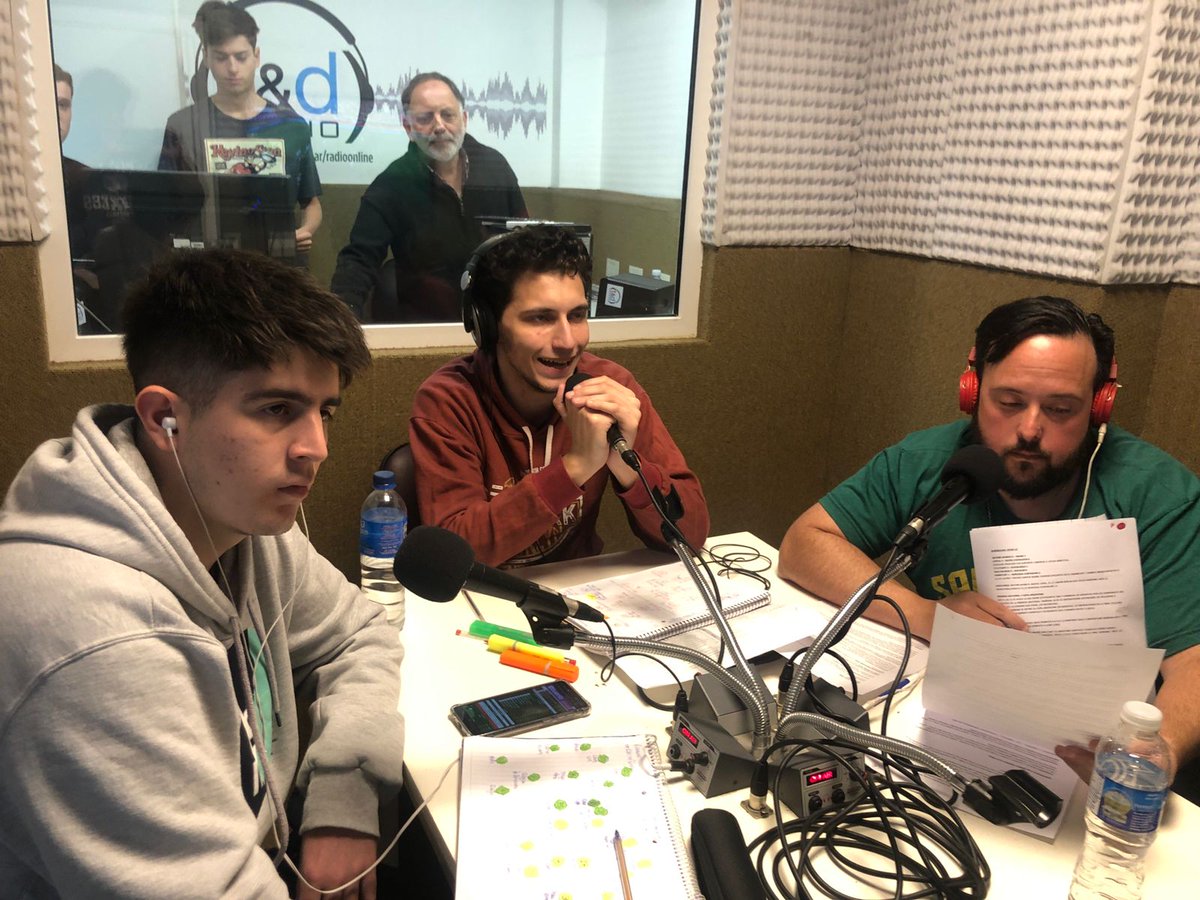 TYPcursos's tweet photo. Prácticas de transmisión de radio en los estudios de @TeayDeportea 📻

Los grupos trabajaron con la final de la #Libertadores entre #Flamengo y #Athletico 

🎤 Relator + comentarista + vestuarios + estudios centrales https://t.co/xqrpsbt13L