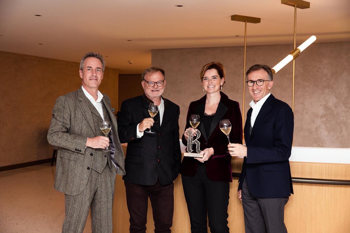 BassoSommelier's tweet photo. 🇮🇹Una giornata informale all’insegna della convivialità alla scoperta degli Champagne della Maison Ruinart con il beneficio della formazione con Florence Boubée-Legrand, enologa da Ruinart.
@ruinart
#paolobasso #ruinart #champagneruinart #bestsommelieroftheworld https://t.co/wR5C7cgb1q