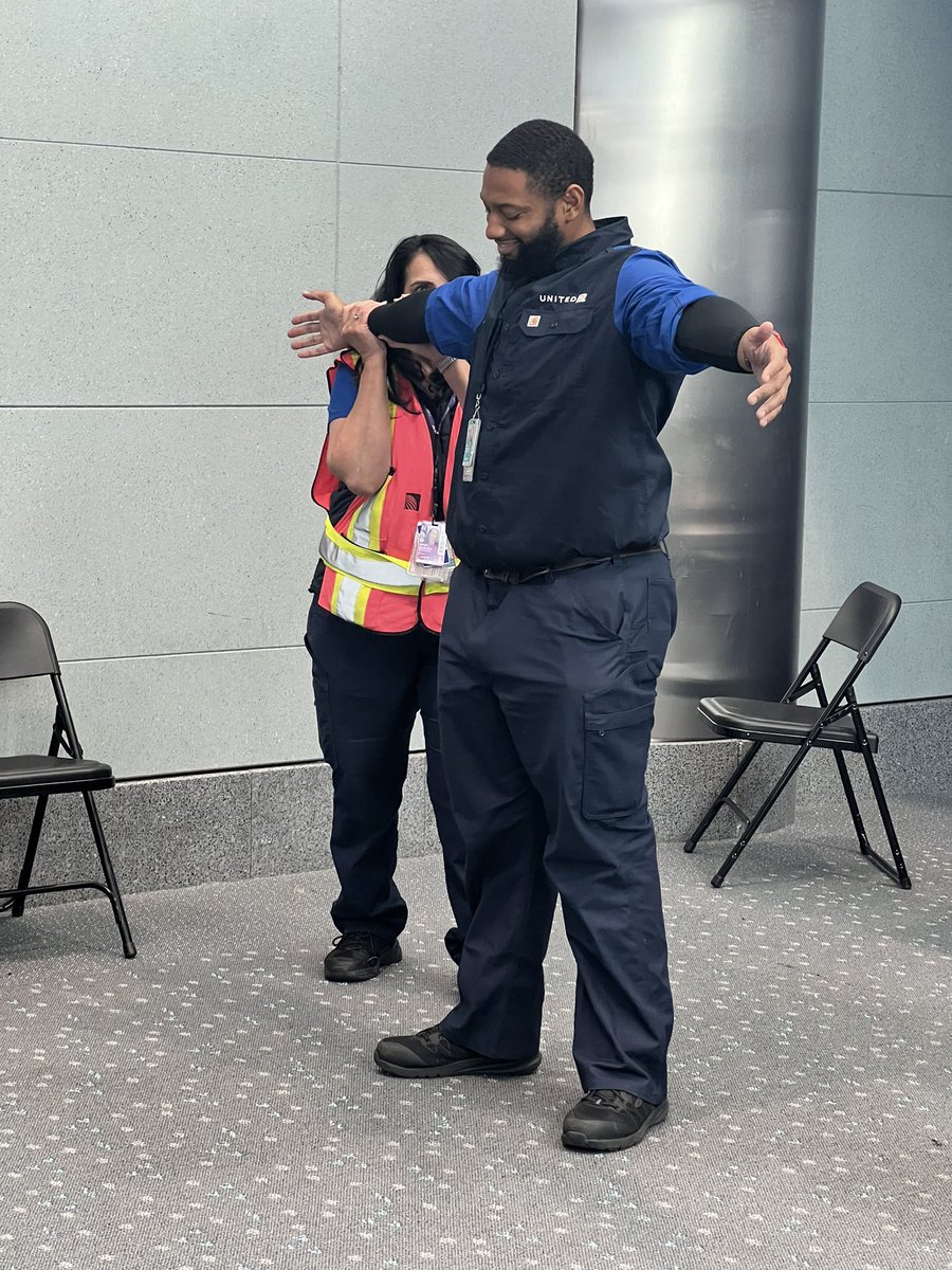 DEN Safety Advocates supporting Ergodynamic / Body Mechanic class to the ramp team. Great techniques for injury prevention. Keeping our teams safe. @MattatUnited @AOSafetyUAL @jonathangooda @Thereal_DEN_Ed