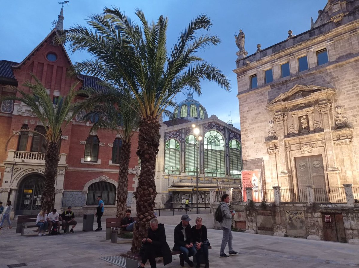 AjuntamentVLC's tweet photo. 🚶‍♀️🚶‍♂️  La recuperació de l'espai públic per a ús dels vianants, ha sigut un dels factors claus per assolir el guardó de Capital Verda Europea 2024, #EUGreenCapital2024  🌱

Aprofita el festiu per a passejar i descobrir les places i racons recuperats a #València!  👩‍🦽👩‍👩‍👦‍👦 https://t.co/bewMd6wUVE