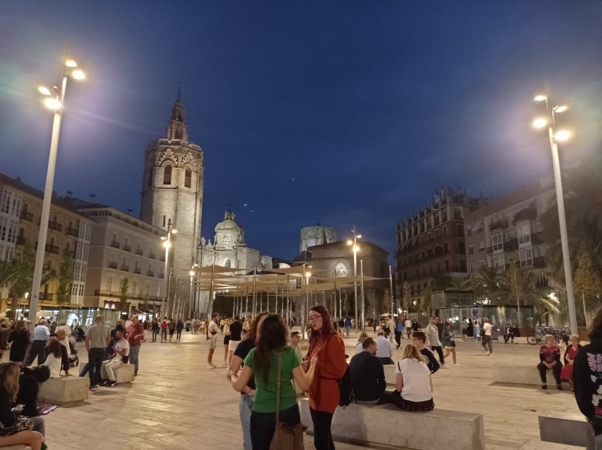 AjuntamentVLC's tweet photo. 🚶‍♀️🚶‍♂️  La recuperació de l'espai públic per a ús dels vianants, ha sigut un dels factors claus per assolir el guardó de Capital Verda Europea 2024, #EUGreenCapital2024  🌱

Aprofita el festiu per a passejar i descobrir les places i racons recuperats a #València!  👩‍🦽👩‍👩‍👦‍👦 https://t.co/bewMd6wUVE