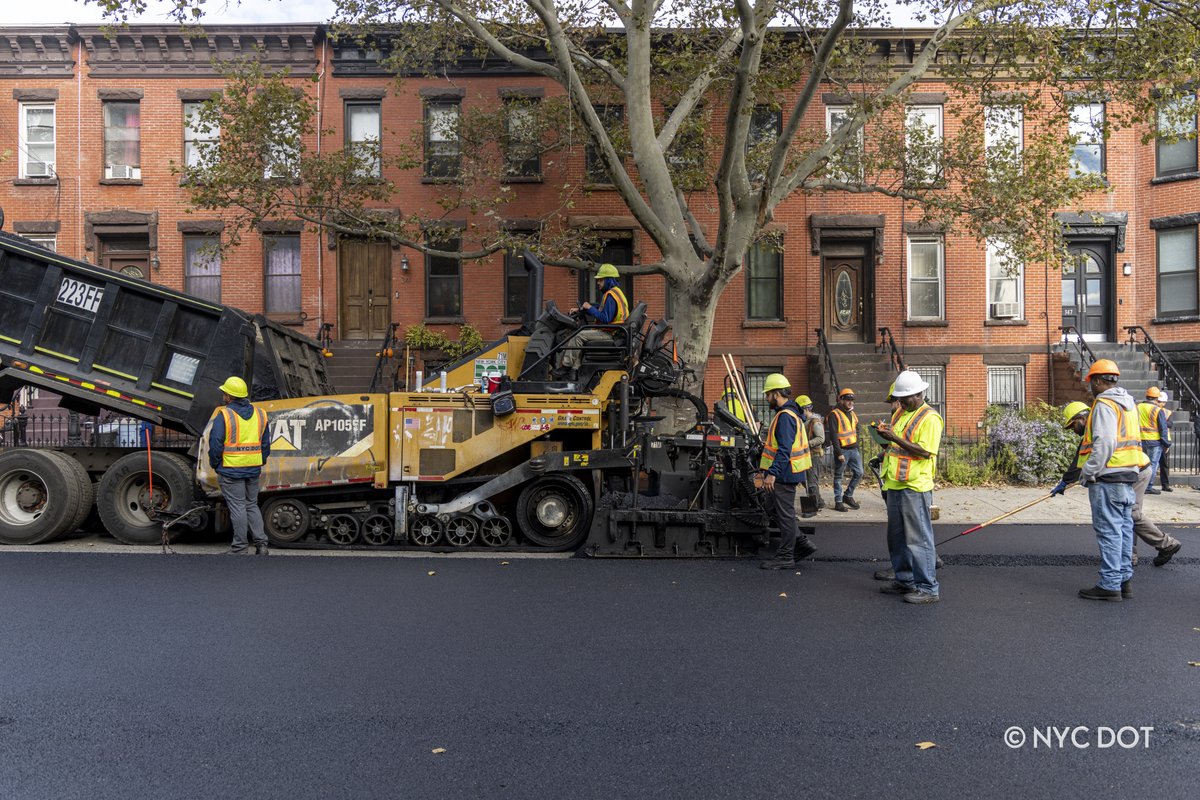 NYC_DOT's tweet photo. Itโs resurfacing season in NYC! Commissioner Rodriguez joined a paving crew in #Brooklyn yesterday.
Our crews are bringing #SmoothStreets to neighborhoods throughout NYC. If you see our crews in your community, please respect their work zones and travel safe. https://t.co/ySjSouHu2B