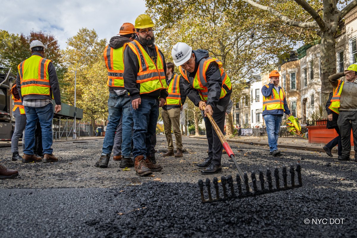 NYC_DOT's tweet photo. Itโs resurfacing season in NYC! Commissioner Rodriguez joined a paving crew in #Brooklyn yesterday.
Our crews are bringing #SmoothStreets to neighborhoods throughout NYC. If you see our crews in your community, please respect their work zones and travel safe. https://t.co/ySjSouHu2B