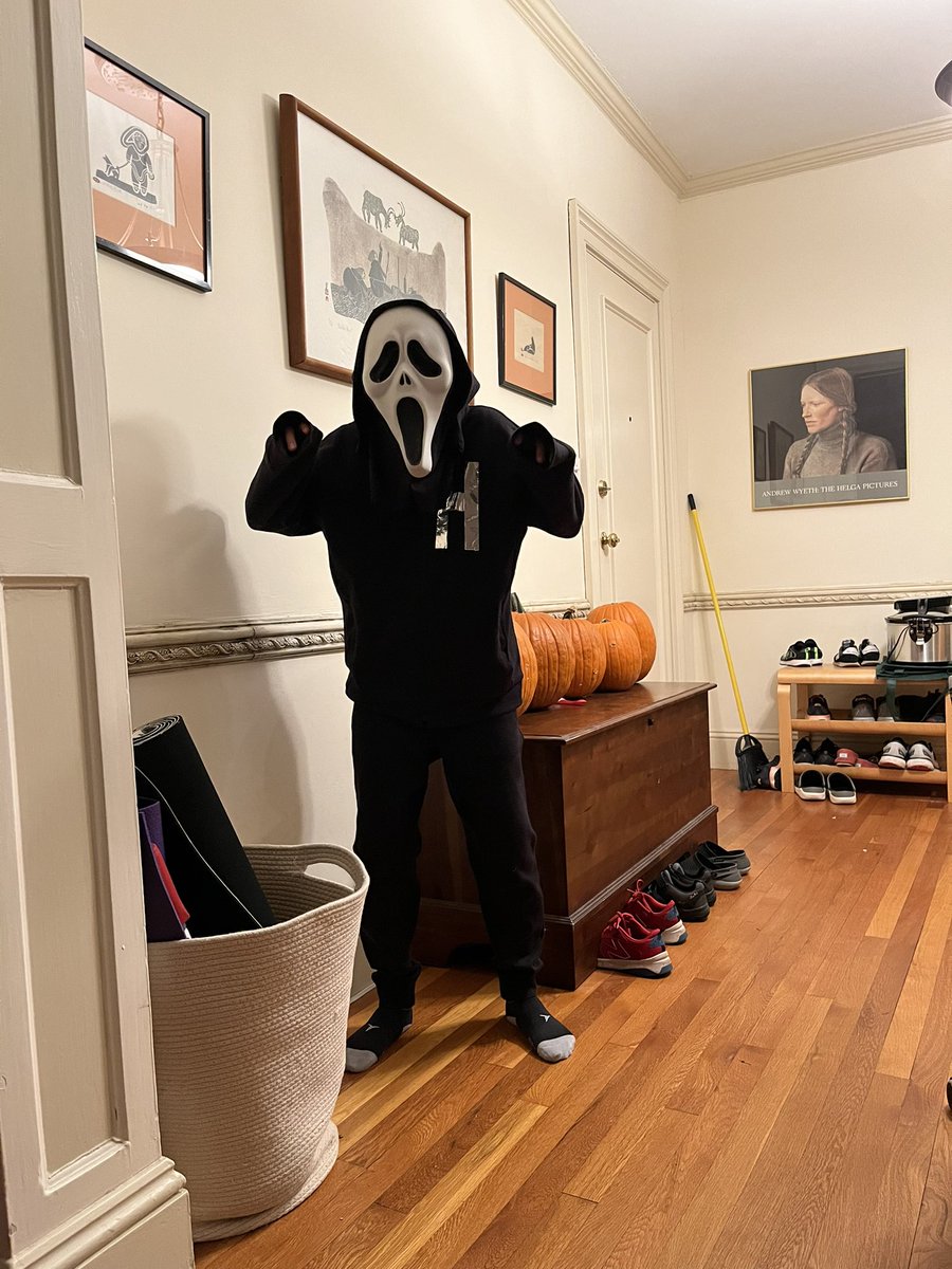 sri2's tweet photo. The whole fam’s costumes https://t.co/AMMdkHdIzo