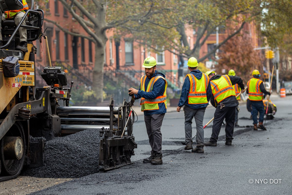 NYC_DOT's tweet photo. Itโs resurfacing season in NYC! Commissioner Rodriguez joined a paving crew in #Brooklyn yesterday.
Our crews are bringing #SmoothStreets to neighborhoods throughout NYC. If you see our crews in your community, please respect their work zones and travel safe. https://t.co/ySjSouHu2B