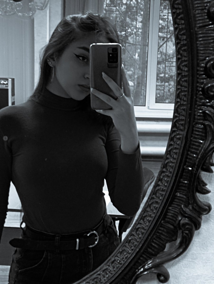 fallconnn's tweet image. [⛓️; 🌑] 

лужи на асфальте, укрытые золотом огненных листьев берез; горячий мокко, нежным ароматом разлившийся по аудитории; изящество ровных строк конспектов; цитаты гомера, блуждающие в глубинах памяти; холодные ладони, спрятанные в рукавах вязанного свитера.