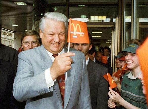 Борис Николаевич Ельцин на открытии Макдональдса в Москве. Россия. 1991 г.