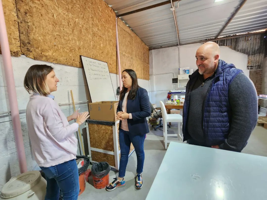 ProQuilmes1's tweet image. Hoy estuvimos junto a Julieta,ella inició su emprendimiento de terrazo y vidrio recuperado , a pesar de lo difícil  que fue todo este último tiempo  nunca bajo los brazos y las esperanzas.

Recalcamos  simpre la importancia de animarse .