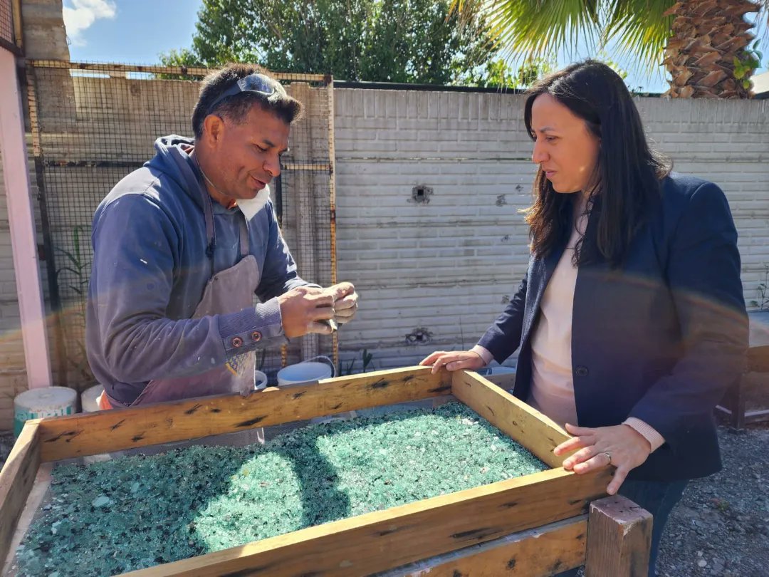 ProQuilmes1's tweet image. Hoy estuvimos junto a Julieta,ella inició su emprendimiento de terrazo y vidrio recuperado , a pesar de lo difícil  que fue todo este último tiempo  nunca bajo los brazos y las esperanzas.

Recalcamos  simpre la importancia de animarse .