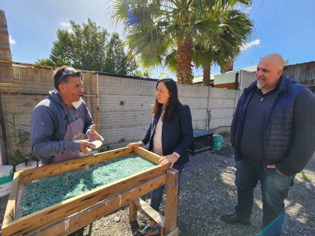 ProQuilmes1's tweet image. Hoy estuvimos junto a Julieta,ella inició su emprendimiento de terrazo y vidrio recuperado , a pesar de lo difícil  que fue todo este último tiempo  nunca bajo los brazos y las esperanzas.

Recalcamos  simpre la importancia de animarse .