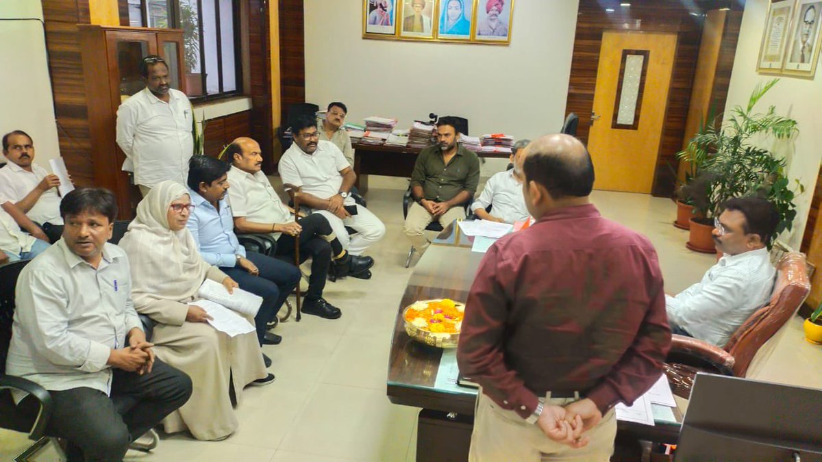 BWDCITYCONGRESS's tweet photo. Today, 1st Nov after the meeting of Bharat Jodo Yatra, Congress Corporators along with President  Adv Rashid Tahir, met the Corporation Commissioner and brought into his notice various issues like Roads , Water, and Cleanliness. https://t.co/V5KHfKf8L8