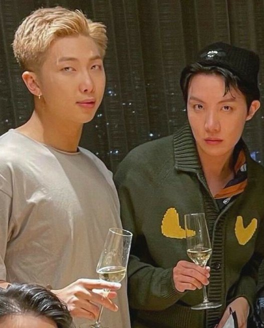 btsbangtanswan's tweet photo. Tutulmuş dilim, gözlerim Namjoon ve Hoseok'un bu lookunu gözler https://t.co/sd4z9JKlAd