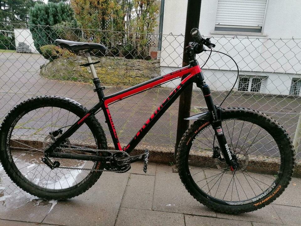 Vor ca. 1-2 Stunden wurde mir in der Wassertorstr. nähe Wassertorplatz (Berlin-Kreuzberg) dieses Fahrrad geklaut. 
Wer es sieht oder es zum Kauf angeboten wird, bitte mir Bescheid geben!
(Aktuell mit 10-Gang Kasette/Schaltung, und Gold/Gelbe Pedale.)