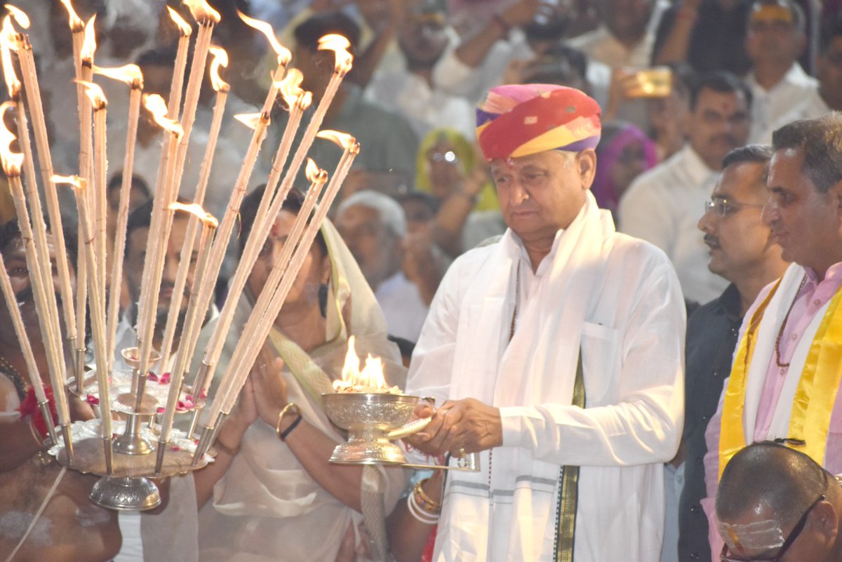 ashokgehlot51's tweet photo. अंतर्राष्ट्रीय पुष्कर मेले के उद्घाटन कार्यक्रम को सम्बोधित किया। पुष्कर धाम सभी वर्गाें की आस्था का केन्द्र है।सभी जाति,धर्माें से बड़ी संख्या में श्रद्धालु पुष्कर में आते हैं।यहां आने वाले श्रद्धालुओं के लिए पुष्कर मेले में वृहद स्तर पर उत्कृष्ट व भव्य व्यवस्थाएं की गई हैं।
1/2 https://t.co/N4qwDc6C87