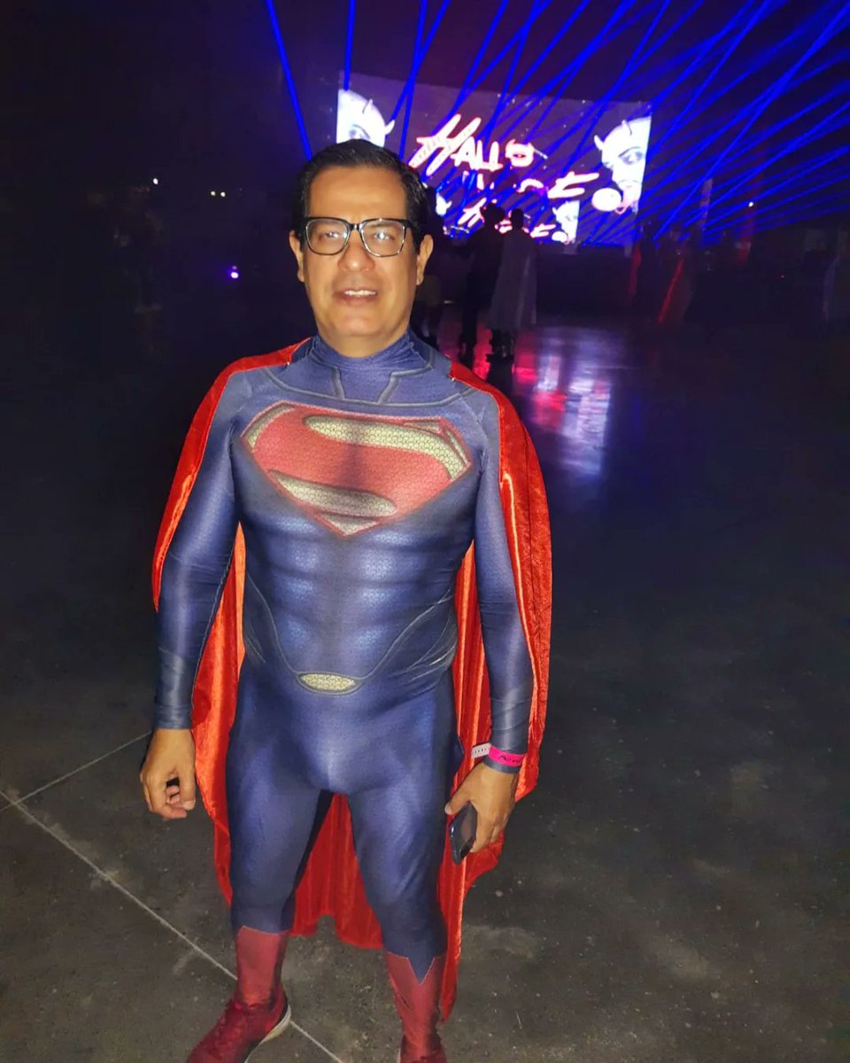 jesuvillaro's tweet photo. #hallowoof #Monterrey #Superman https://t.co/NDWVoM7v1l