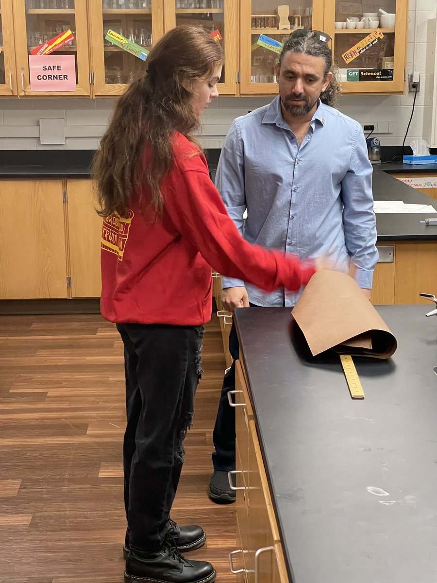 annabele19's tweet photo. FPSmathscience: Mr. Crittenden’s class exploring the continuous vs particle models by creating models and looking at air particles. @ConcordDotOrg #ngss #FPSSuccess https://t.co/cT6vugJWGO