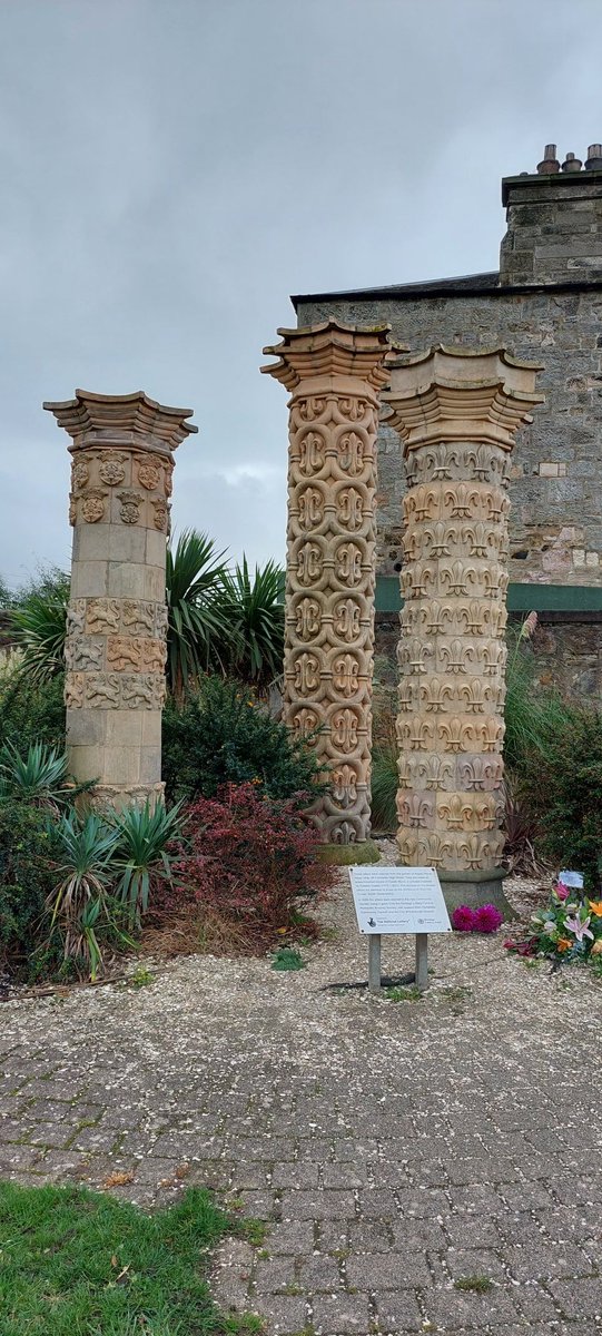 aljaroo1874's tweet photo. Spotted those #Pillars on my #Run along #PortobelloPromenade #Edinburgh
Originally part of #ArgyleHouse off #PortobelloHighSt Moulded blocks of #CoadeStone a process #Invented by #EleanorCoade 1773-1821 Small pillar identical on the #Chimneys of #DalmenyHouse #SouthQueensferry https://t.co/1cNoxVXYsn