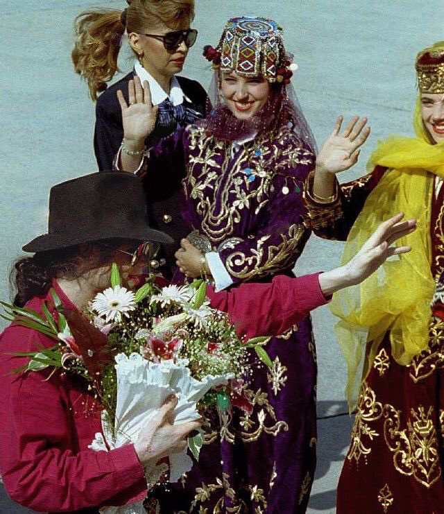 Atatürk Havalimanı'nda geleneksel Türk kıyafetleri ile karşılanan Michael Jackson (1993).