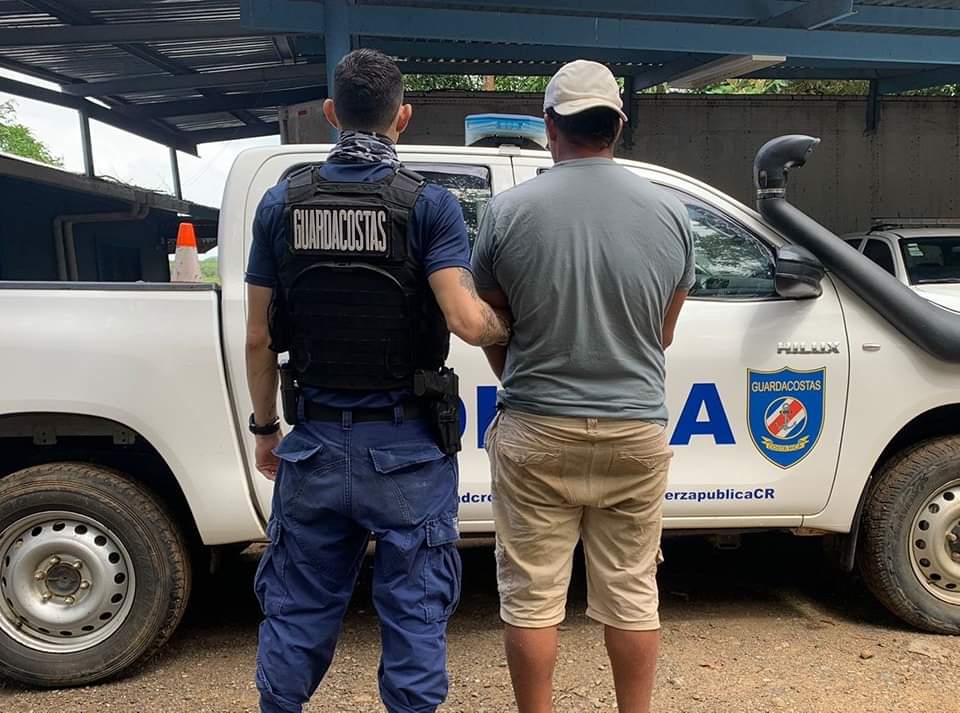 seguridadcrc's tweet photo. #Nandayure, #Guanacaste
Oficiales del #GuardacostasCR de Puerto Coyote capturaron, a siete millas de playa Camaronal, al tripulante de una lancha, quien era buscado por el delito de violación. https://t.co/QX9wAYYkBn