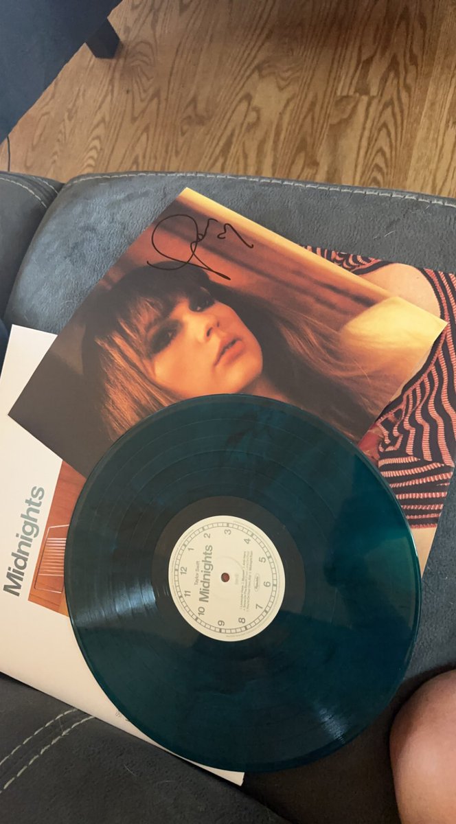 rwb08's tweet photo. Ahhh finally got my Midnights vinyl and signed picture 😍😍 #TSTheErasTour #TSmidnighTS https://t.co/IImZ1rVxtA