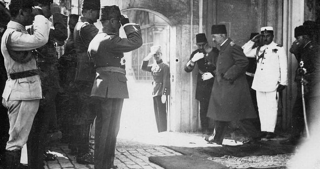 SolUlusal's tweet photo. Kasım 1922 | 100 yıl önce bugün, saltanat kaldırıldı! Kutlu Olsun! https://t.co/bPXg2bLdDi