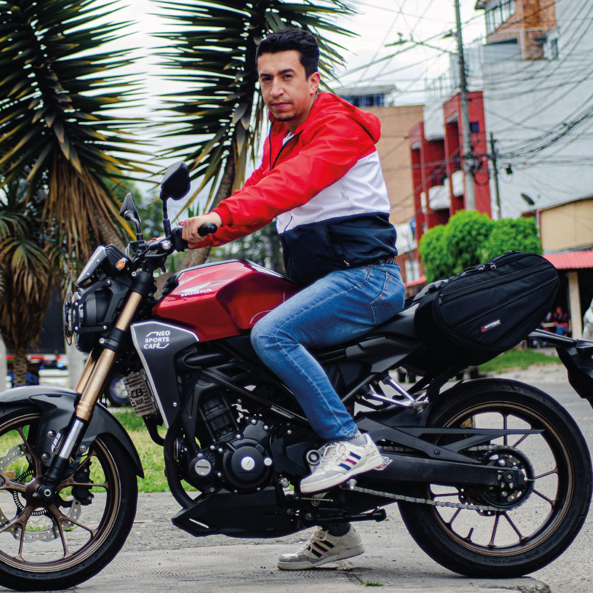 MasterbagCOL's tweet photo. 🏍Deja de buscar, con Masterbag tienes estilo y 
calidad en cada uno de nuestros diseños.🏍
Con nuestras alforjas Raptor siempre optines:😍
✅ Personalización del color
✅ Rain Cover con drenajes
✅ La mejor forma de  cargar tus pertenencias https://t.co/hkvzDiBQZS