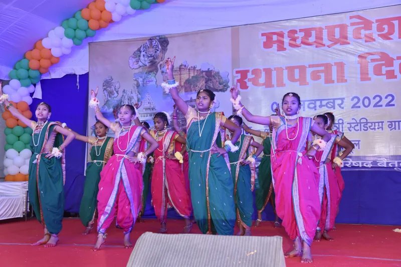 Indersinghsjp's tweet photo. मध्यप्रदेश के 67 वें स्थापना दिवस के अवसर पर श्री लाल बहादुर शास्त्री स्टेडियम बैतूल में आयोजित कार्यक्रम में सम्मिलित हुआ।

प्रदेश का गौरवशाली 67वां स्थापना दिवस विकास की गाथा कह रहा है। सभी प्रदेशवासियों को स्थापना दिवस की हार्दिक शुभकामनाएं। 
#मेरा_मध्यप्रदेश https://t.co/FUrwtXluni