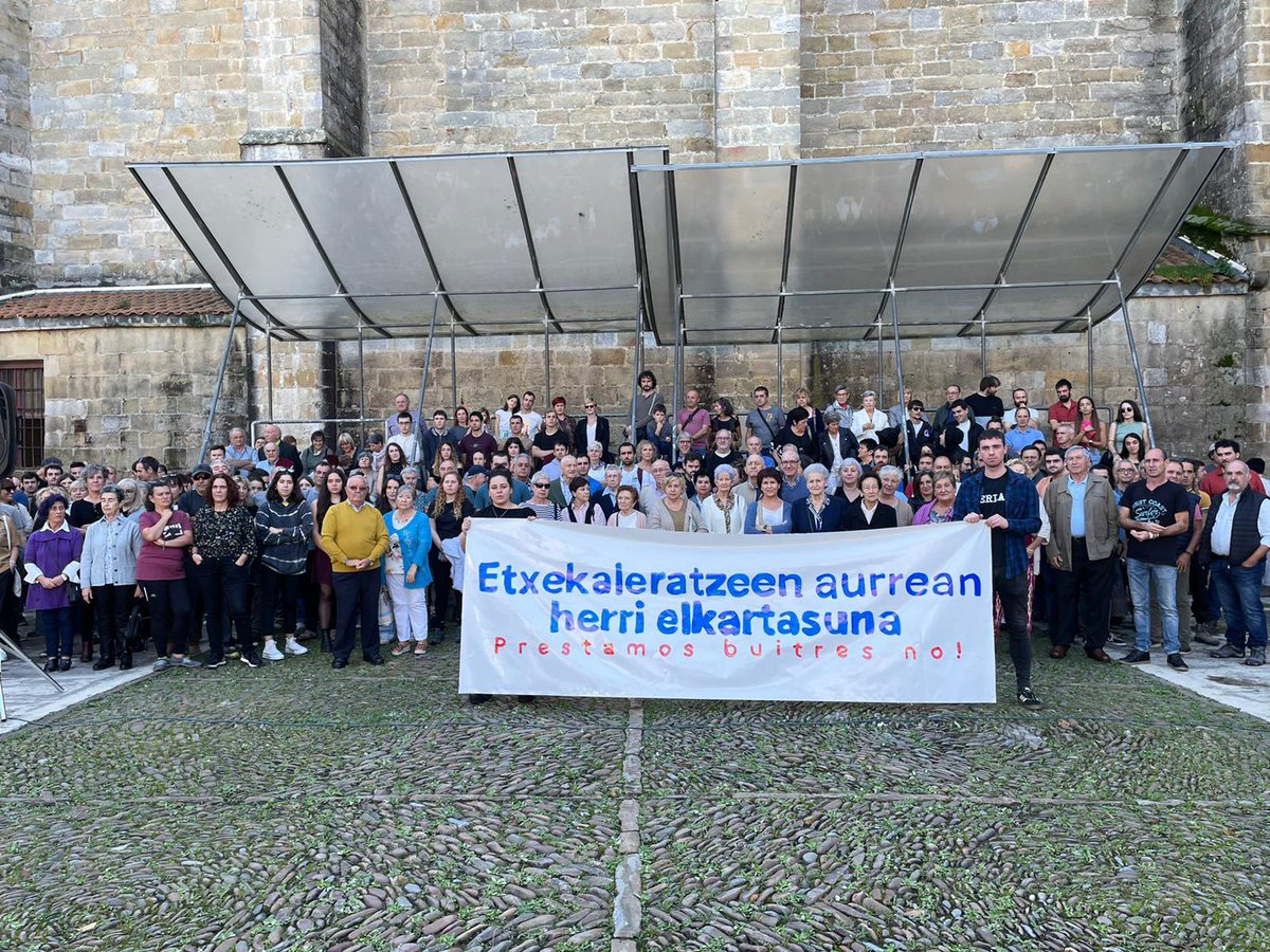 KALERATZEEN AURREAN HERRI ELKARTASUNA

Gaur eguardian Usurbigo dema plazan herri erantzuna eman diogu Maria Angelesek bizi duen egoerari eta aurrean izango gaituztela esan espekulatzaileei.