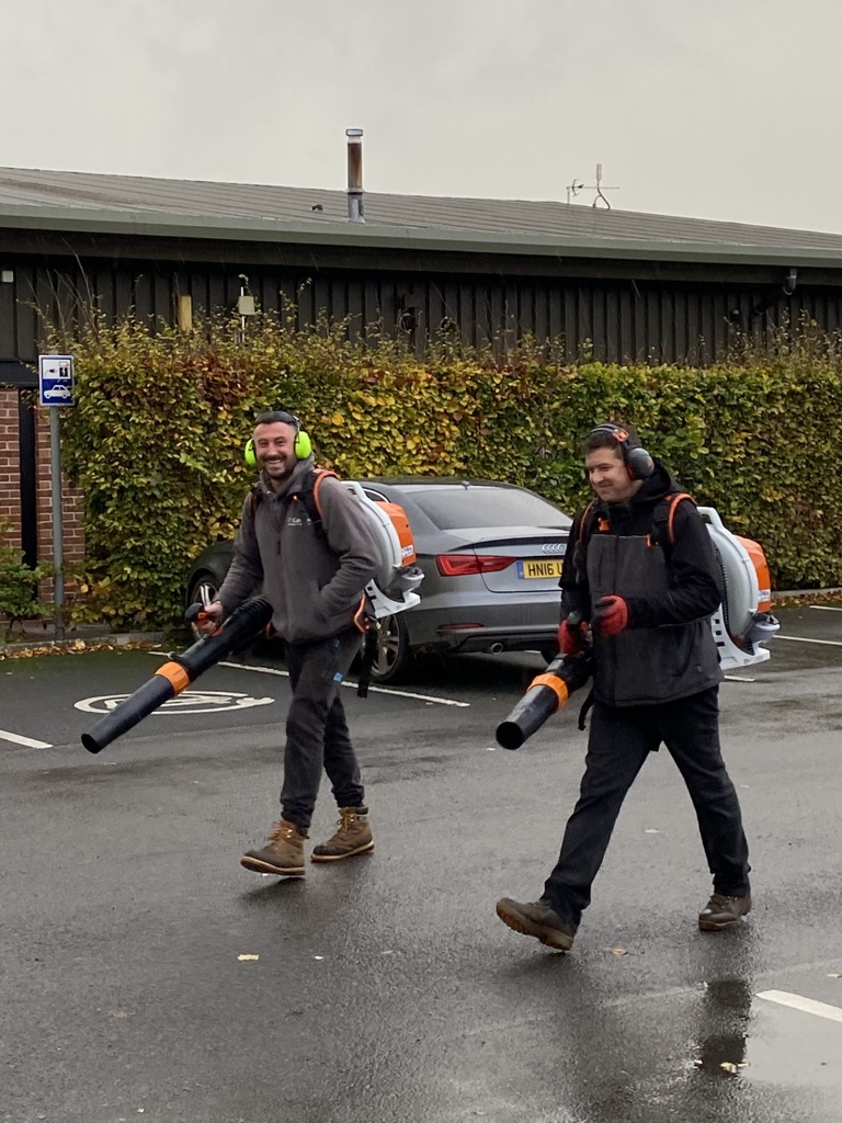 🎵 When the leaves blow down💨
🎵 On your business park 🍂
🎵 Who you gonna call? 📞
🎵 LEAF BUSTERS! 😎*
*AKA Ollie and Richard – thanks guys 💚

#autumnleaves #autumntidyup #officespace #businessunit #businesspark⁠ #businesscommunity #smallbusiness  #monumentpark #oxfordshire