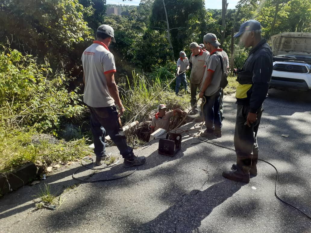 ParqueCaiza's tweet photo. #01Nov Cuadrilla de @HidroCapital2 trabajando en tubería rota entrada Urb #ParqueCaiza que afecta #FallaDeBorde vía Mariche https://t.co/dgmDLqG1oo
