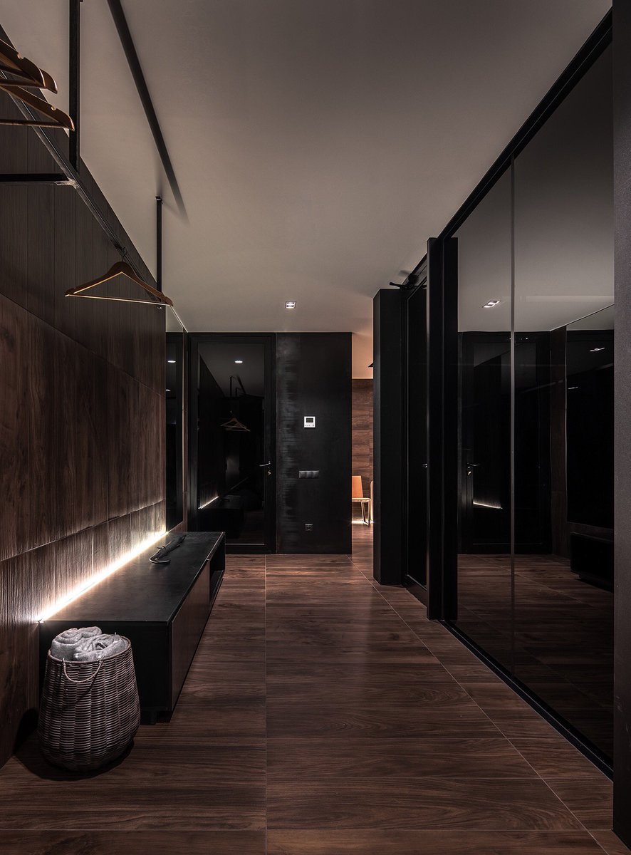 INTERIORBYHUT's tweet photo. Look at this dark interior penthouse 😳 https://t.co/sWguOCf3Si