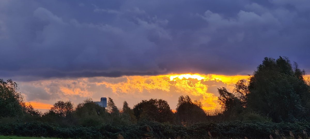 @swimmer84189399 Sunrise with dark clouds this morning 🌅☁️