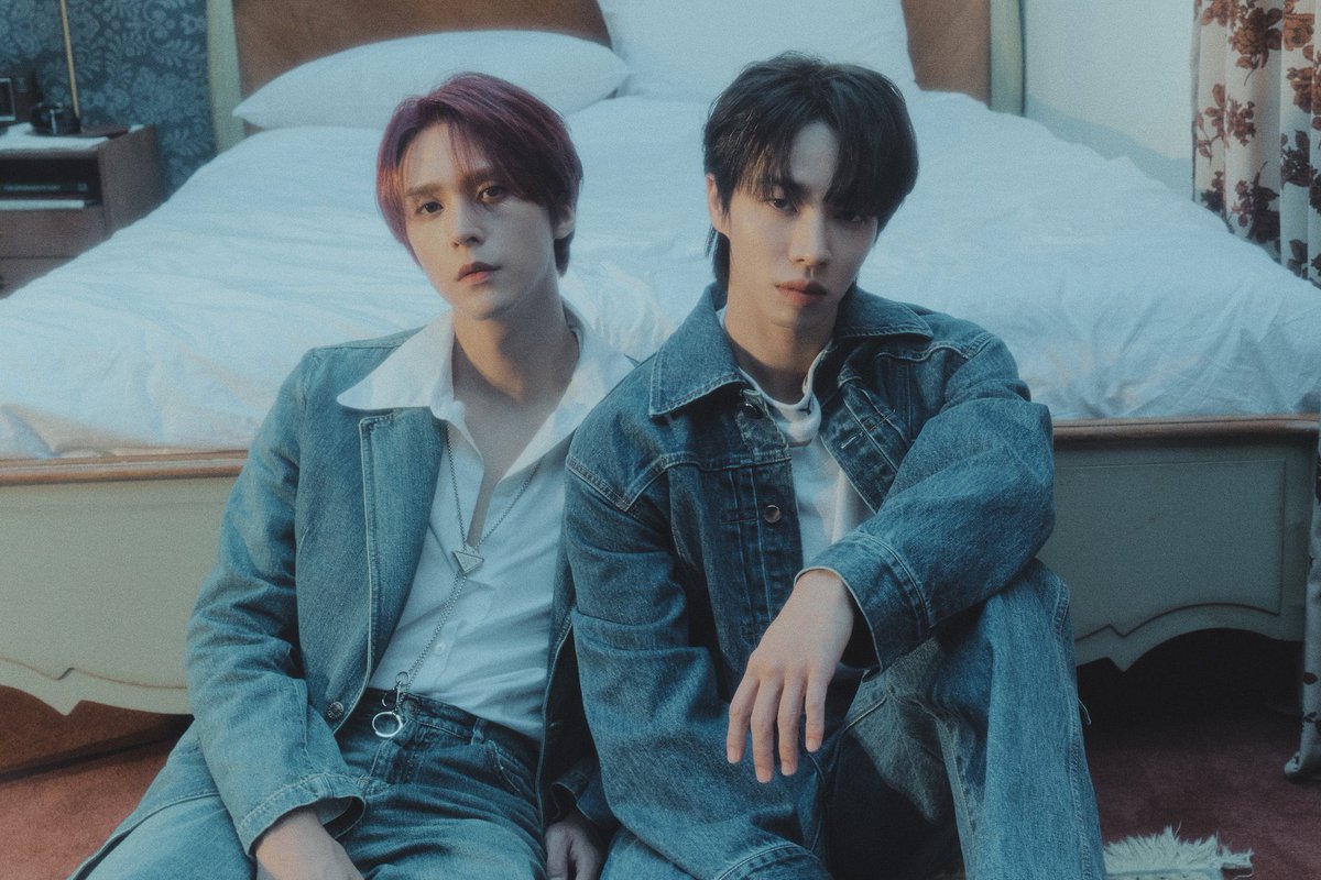VickyHaw's tweet photo. They bring out the elegant, pretty and beautiful with denim. DuSeob is so romantic and KiWoon is so cool😍 Highlights always rock it up🔥 #HIGHLIGHT #하이라이트 #AFTERSUNSET https://t.co/14QJAkv5IY