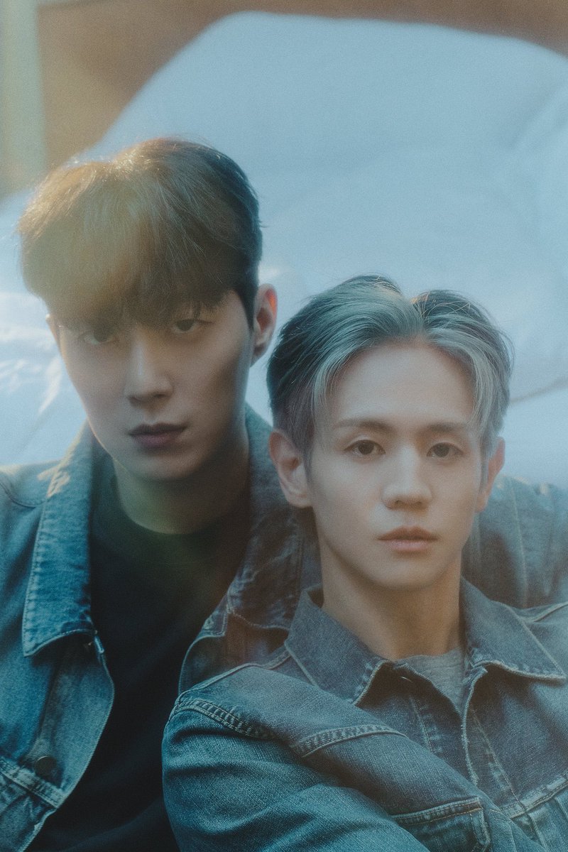 VickyHaw's tweet photo. They bring out the elegant, pretty and beautiful with denim. DuSeob is so romantic and KiWoon is so cool😍 Highlights always rock it up🔥 #HIGHLIGHT #하이라이트 #AFTERSUNSET https://t.co/14QJAkv5IY