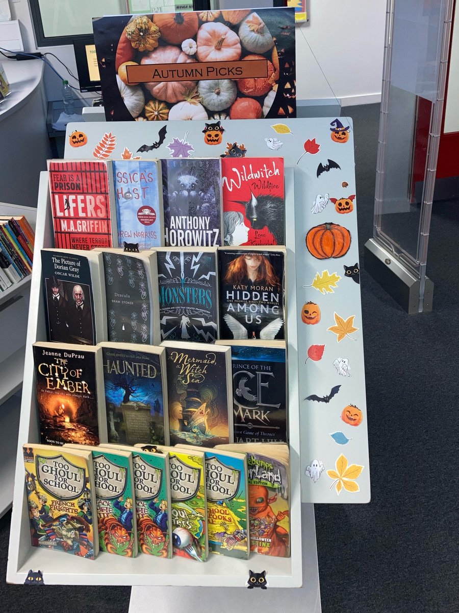 Can you spot how many cats we have in our Autumn display? Happy spooky reading everyone :) #Halloween #Spooky