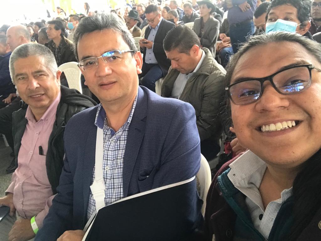 CGTCol's tweet photo. #AltiplanoCundiboyacenseTienesLaPalabra 🍃

En Tunja, Boyacá, la CGT participa en la instalación del Diálogo Social Vinculante, acompañamos a la ministra @gloriainesramir @MintrabajoCol para aportar en la construcción del Plan Nacional de Desarrollo. https://t.co/mBWV3Zsmn1