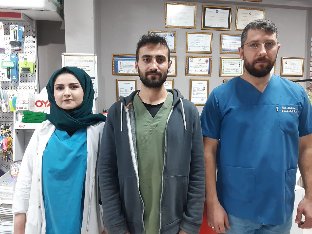 MESLEKTAŞLARIMIZA YAPILAN MENFUR SALDIRIYI KINIYORUZ.  
 Odamız Üyesi  Veteriner Hekim Fevzi ve Hatice VARIŞ’a ait Afyon Veteriner Kliniğine 01,11,2022 tarihinde gelen 3 şahıs köpeklerinin ücretsiz olarak muayene ve tedavi edilmesini  isteyerek  klinikte görevli  kadın..