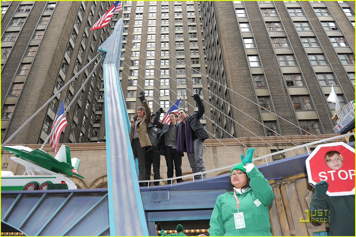 En celebración a la presentación de <a href="/bigtimerush/">Big Time Rush</a> el próximo 24 de noviembre en el Macy's Thanksgiving Day Parade, recordemos la última vez que formaron parte del desfile en 2010 🎆🦃
 justjaredjr.com/photo-gallery/…