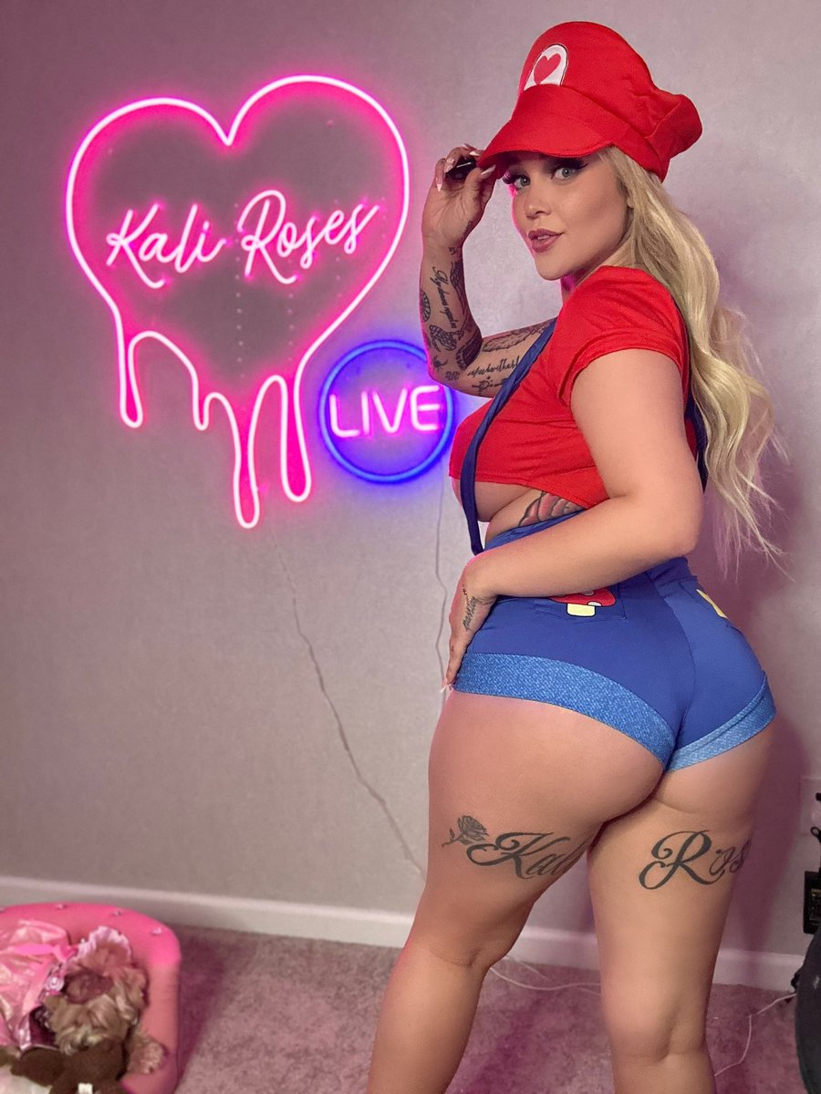 kalirosesSFW's tweet photo. Follow my twitch instagram! 
https://t.co/rHqmUjsQ86 🥰 https://t.co/oHeu2uYAss