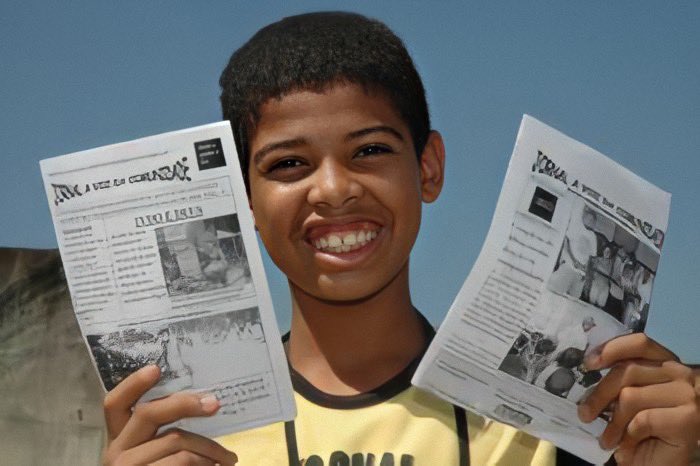 Eu sei que muita gente que começou a me seguir nesse período eleitoral ainda não pôde conhecer a minha história e quem sou eu, então em resumo: sou menino da foto que aos 11 anos criou o jornal <a href="/vozdacomunidade/">Voz das Comunidades</a> com objetivo de mostrar a realidade da favela a partir do nosso olhar