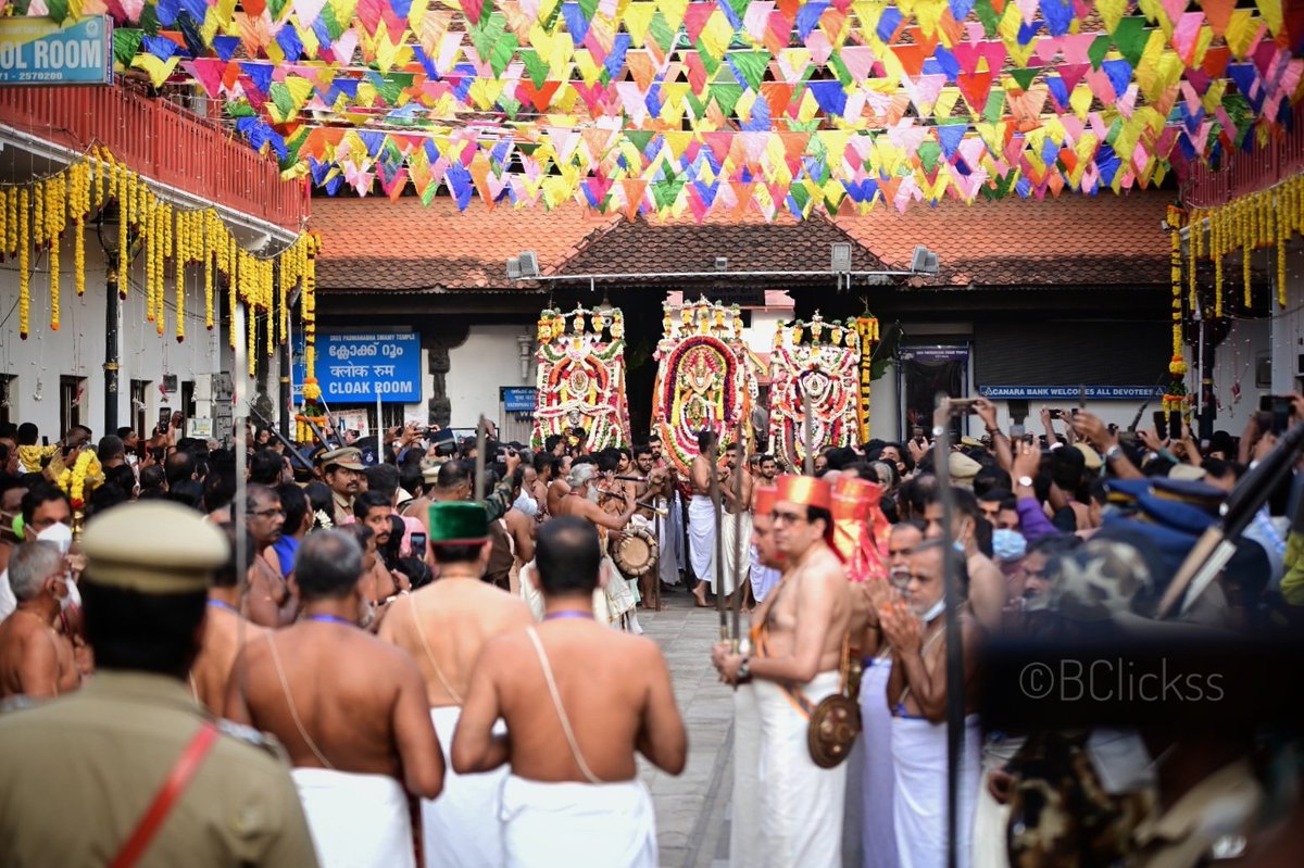 BaluPrem's tweet photo. ആറാട്ട് ഘോഷയാത്ര #Aarattu തിരുവനന്തപുരത്തിന്റെ അഭിമാനം...
#sreepadmanabhaswamytemple 
വർണ്ണാഭമായ ഒരു ആഘോഷം...

#BClickss
📸 https://t.co/OvxBhg5NWB