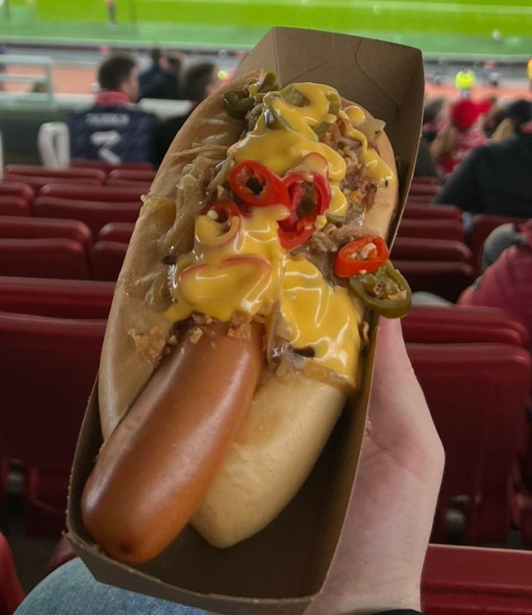 Arsenal tribünlerinden: Soslu biberli Hot Dog Fiyat: £8