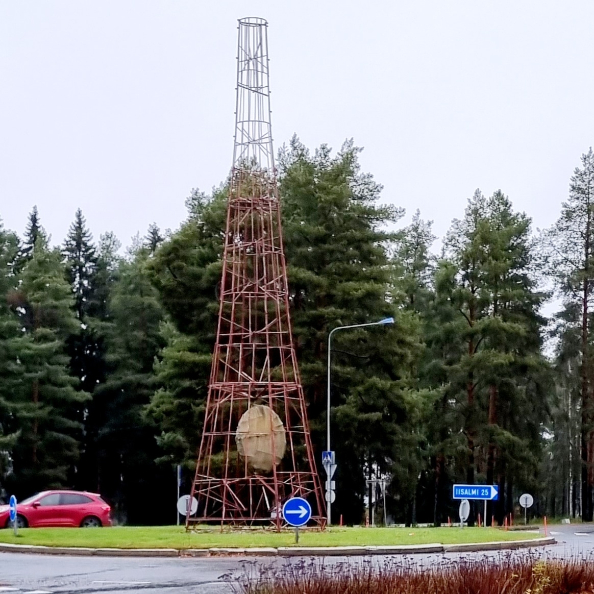 JoniMononen's tweet photo. Tänään taas vierähti päivä meidän etäläisellä konttorilla. En sentään viettänyt päivää Pariisissa, vaikka kuvasta äkkiä voisi näin luulla vaan Lapinlahdella😄 

#OpYläSavo https://t.co/aaiZbsfJnN